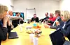 Stortingspolitikarane Kirsti Leirtrø og Øystein Langholm Hansen (til venstre) og Ingalill Olsen og Sverre Myrli (til høgre) besøkte Sauda onsdag. Her er dei i møte med Bård Lien og Nikolas Njerve frå Sauda vidaregåande skule, og Remy Penev og Steffen Høiland frå LO Nord-Rogaland.