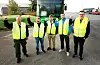Lokale bussjåførar i streik løftar knyttneven for å vise at dei støtter streikekrava. Frå venstre: Tor Andreas Michalsen, Shoresh Zainy, Steinar Rasmussen, Richard Nagy og Benjamin Snare.