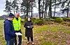 Jon Lambrigt Grindheim frå kyrkjekontoret i Sauda, ser saman med kyrkjeverge i Sauda Sokneråd, Maryam Veisi og einingsleiar bygg og anlegg i Sauda kommune, John Ola Espevik, ut over det som skal bli ein ny minnelund på Gunnarsmoen.