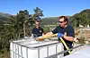 Brannsjef Inge Seim (til høgre) og feiar og brannkonstabel Steinar Albrethson sette onsdag frå seg seks plastdunkar i Åsane hyttegrend. Kvar og ein av desse blei fylt opp med tusen liter vatn, som eit ekstra vasslager viss ein større brann skulle bryta ut. Foto: Ingvil Bakka.