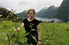 Nina Viddal har eit mål om å dyrke nok druer til å kunne servere eigen vin til gjestar på garden og selje vinen til lokale skjenkestadar. Men druedyrking tek tid.