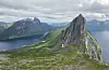 Majestetiske Segla på Senja. Den vesle bygda Fjordgård kan sjåast nede ved fjorden.