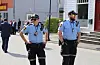 Politiet er synlege i gatene, og alt tydar på at dei har ein triveleg dag på jobb.