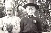 Brudeparet» John Dahl-Olsen og Eva Handeland, fotografert under ei jonsokfeiring tidleg på 1950-talet.
