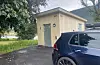 Skribenten meiner det stadig vekk skjer at bilar parkerer rett foran døra. Ingen hadde parkert foran døra i dag, torsdag då bildet blei tatt.