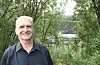 Anders Tolleifsen er nærmasate nabo til Stasjon I i Hellandsbygd. Han er svært positiv til ei etablering av eit datasenter i kraftstasjonen og ønsker ny industri velkommen. Foto: Even Emberland.