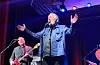 70-årsjubilanten Bjørn Eidsvåg på scenen i Folkets Hus med fullt band.