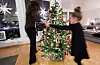 Stadig fleire pynter juletreet fleire dagar før julaftan.