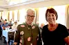 Kasserar i pensjonistforeininga, Aud Rikka Øverland (til venstre) og pensjonist og medlem i Eldrerådet, Eva Abelsen var blant dei omlag 40 pensjonistane som koste seg med gratis middag, prat og kos på tysdag.