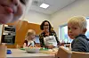 Berit Haustavik visste alltid at det var barn ho skulle jobbe med. Nå er ho styrar i Veslefrikk barnehage for tredje gong. Der stortrivst ho, mellom anna saman med ungane på avdelinga Revehiet. Foto: Even Emberland.