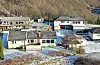 Bustaden i Brekkevegen, nede til venstre på bildet, blei nyleg solgt for 730 000 kroner over prisantyding.