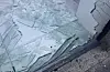 Det er vondt å skjera seg på glasskår. Vedkommande bak dette hærverket har nok sår ein plass på kroppen i dag.