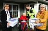 Høllandstunets venner, her ved Ester Pettersen (til venstre) og Tove Gro Aabø, sørger for at Åsta Søgard og dei andre bebuarane kan bruka iPadar i kommunikasjon med familie og venner. Hjelpepleiar John Werner Håheim bidrar gjerne med assistanse.
