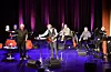 Nils Kristen Herheim stilte med band, koristar og gjester i Folkets Hus laurdag kveld.