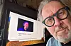 Bjørn Eidsvåg og bandet hans byr nå på ekstrakonsert i Folkets Hus laurdag 9. mars. Dermed blir det tre Bjørn Eidsvåg-konsertar i Sauda den andre helga i mars. Selfie framfor Ryfylke-nettsida.