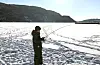 Kuldeperioden i januar og februar gav tjukk is på fjorden som lokka både skøyteløparar og isfiskarar, som Trym B. Abotnes, utpå.