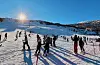 Vinterferien 2023 i Sauda er av det solfylte slaget. Det har ført til yrande liv i Sauda Skisenter.
