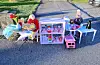 Ella Sofie Birkeland (7, til venstre) og Elida Saltvik Rønhovde (7) gjorde ein innsats for Redd Barna.