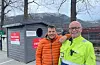 Mannfolka i Røde Kors tjeneste driftar flaske- og boksepant-innsamlinga til den lokale Røde Kors-avdelinga. Ingvald Klementsen (til venstre) og Frode Sulen er blant dei 20 mannfolka i Røde Kors tjeneste. Her poserer dei framfor den splitter nye pantebua på Coop-parkeringsplassen.