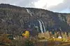 Honganvik og Honganvikfossen, også kjent som Brudesløret, 2. november.