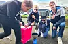 14-åringane Marius Eeg Torp (Frå venstre), Kalle Aabø Hansen, Emil Landro og Lars Dybing Bakka får fort dreis på koking av vatn, trass i eit par mindre uhell der flammen sløkker.